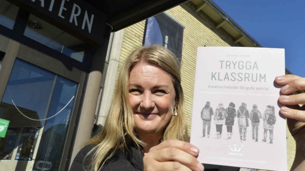 Malin Lundqvist, avdelningschef, håller i boken "Trygga klassrum" där journalisten Caroline Jonsson skriver om Unghästens historia och verktyg. 