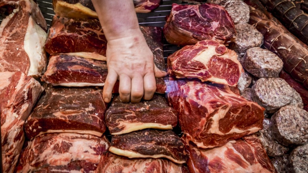 Debattören förespråkar införande av en koldioxidskatt på kött- och mjölkproduktion.