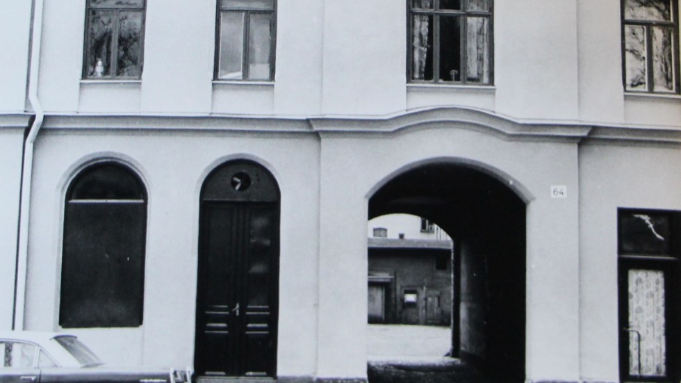 Fasaden på Hantverkaregatan 64 snyggades upp i början av 1970-talet. Bilden är från november 1972.