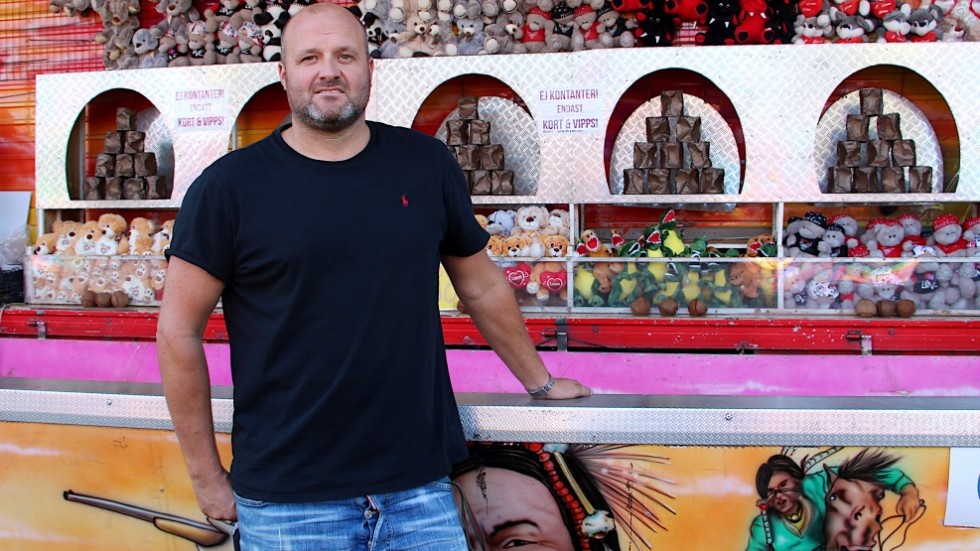Kenny Andreasson, platschef Axels tivoli, berättar att det är första gången i år som de arrangerar tivoli i Sverige. "Vi har varit i Norge under våren. Nu kör vi i Sverige under hösten", säger han.