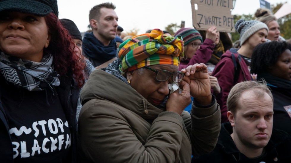 Protester i november 2019 i Haag mot traditionen att den nederländske jultomtefiguren Sankt Nikolas har en svart tjänare, Svarte Petter. Kritiken mot vad som anses vara en rasistisk karikatyr har växt de senaste åren och lett till protester.