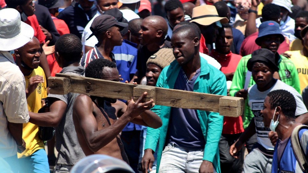 Kungen i Swaziland (Eswati) manar till lugn efter de senaste veckornas demonstrationer. Bild från en demonstration tidigare i oktober där en man symboliskt håller upp ett låtsasvapen i protest.