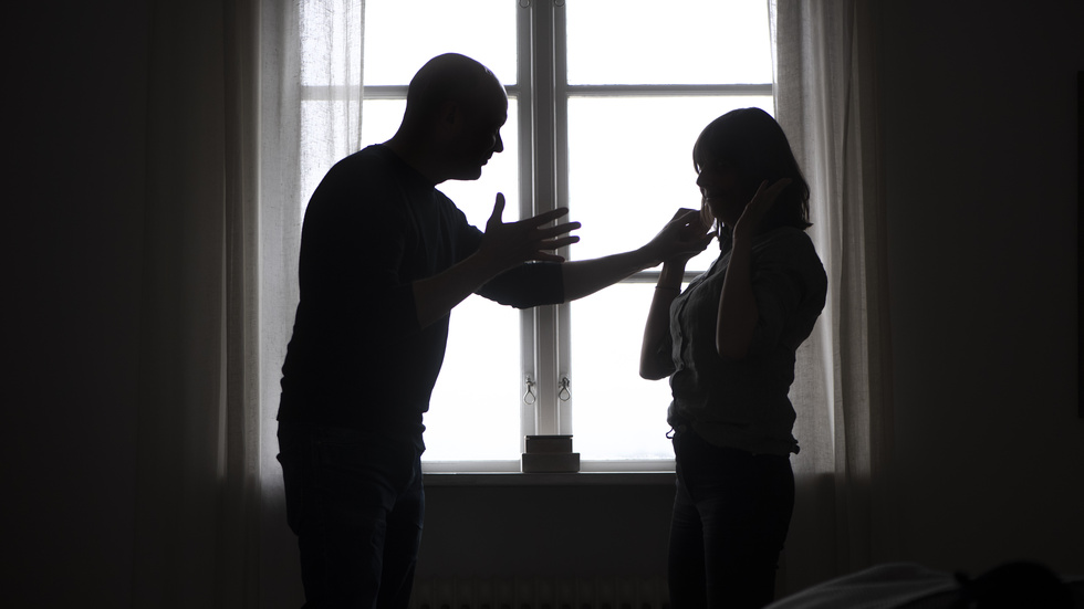 Mannen misstänks för flera fall av misshandel mot kvinnan han bor med. 