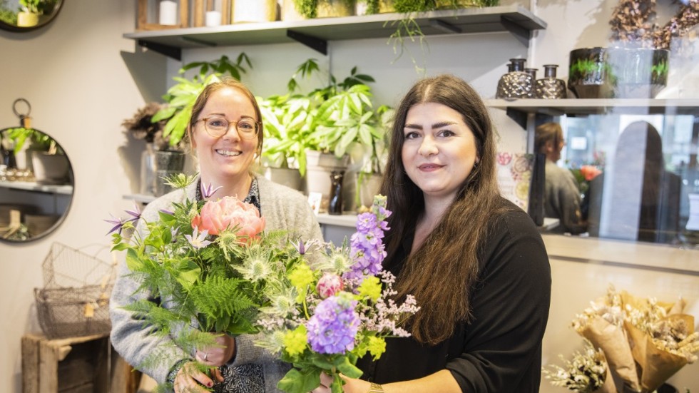 Frida Kalmén och Rebecka Karlsson, delägare respektive anställd vid Irisdals blomsterhandel i Visby, kan nu titulera sig gesäll inom floristyrket.