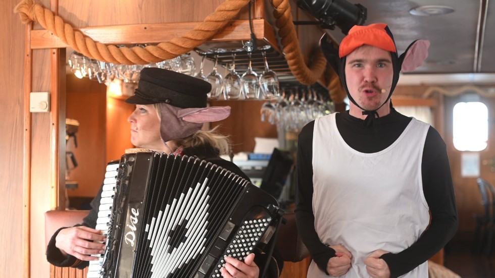 Råttan Spolen (Bo Selinder) längtar ut på äventyr och slår följe med Kapten Brava Carlo (Ulrika Kommes) - den tuffaste sjökaptenen på de sju haven.