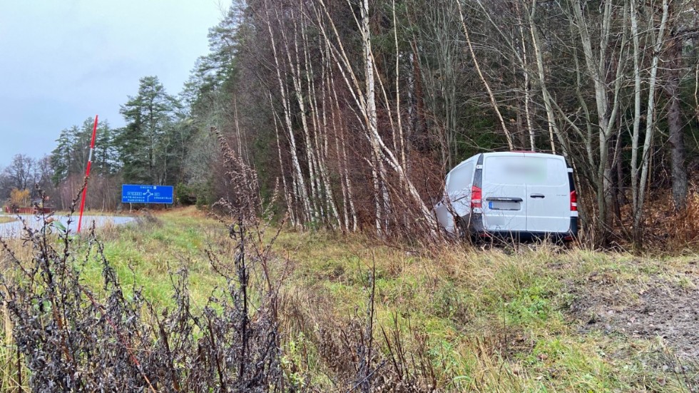 Bilen slog själv larm till SOS Alarm när den åkte av vägen.