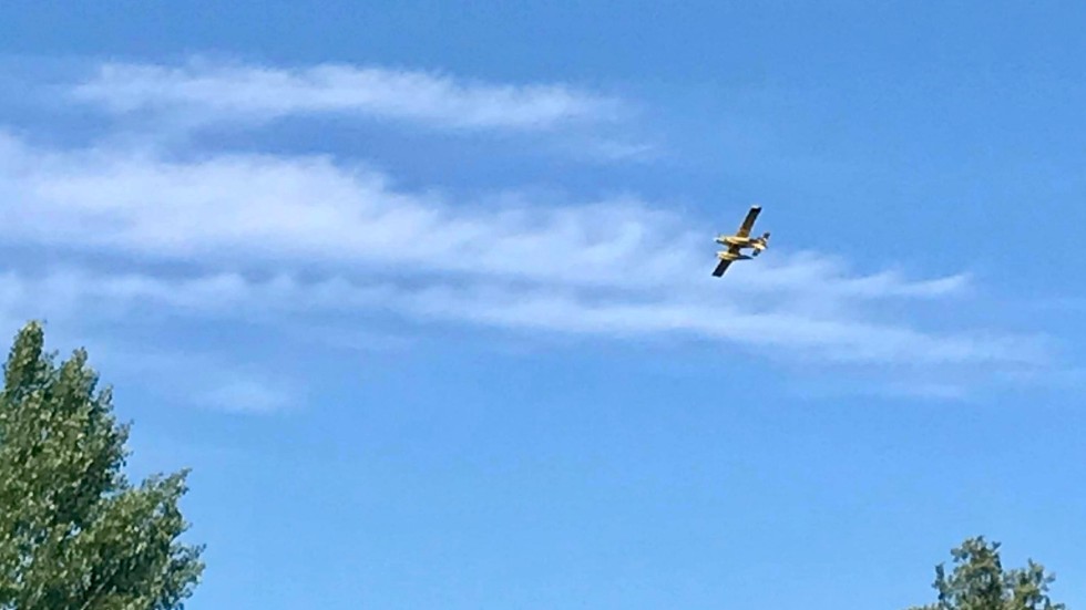Vattenbombplan från Skavsta bistod vid släckningsarbetet utanför Strångsjö.