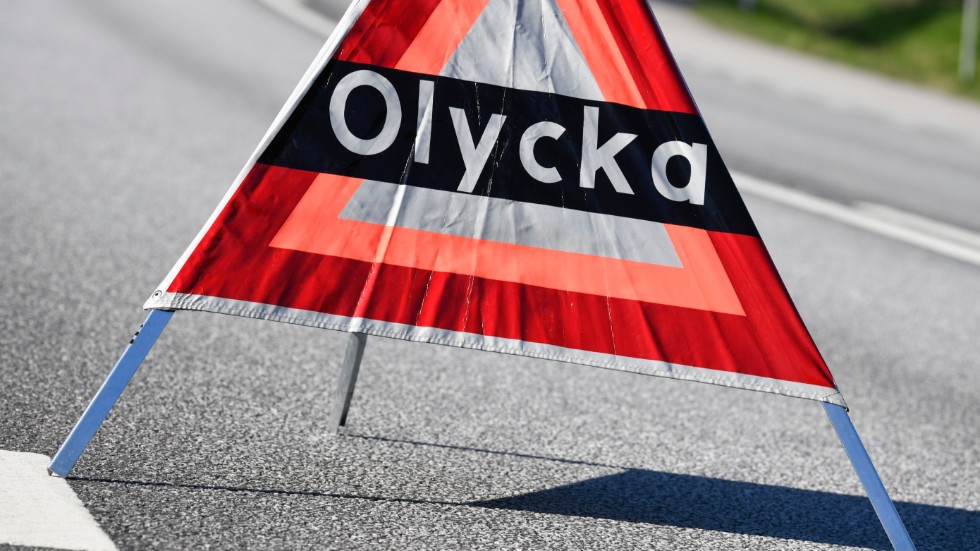 En man omkom när en fyrhjuling krockade med en personbil på en väg utanför Kungälv. Arkivbild.
