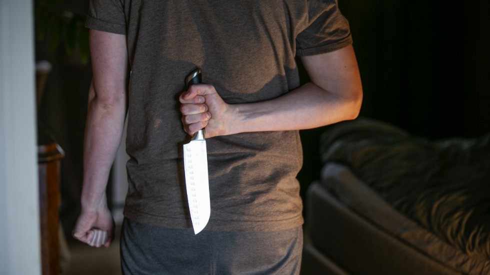 Det var på nyårsafton 2017 som mannen ska ha trängt sig in och hotat sitt ex med kniv. Åtal väcktes, men någon rättegång blev det aldrig.