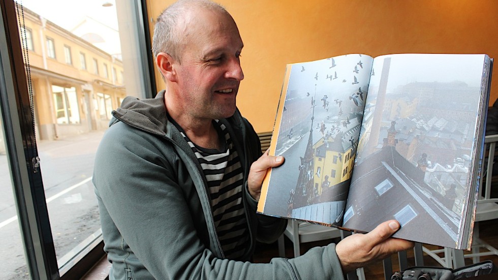 Fotografen Fredrik Schlyter har med drönare skildrat Norrköping ur ett fågelperspektiv. Han berättar i en intervju på kafé Mjölnaren i Västgötebacken om boken "Norrköping från ovan".