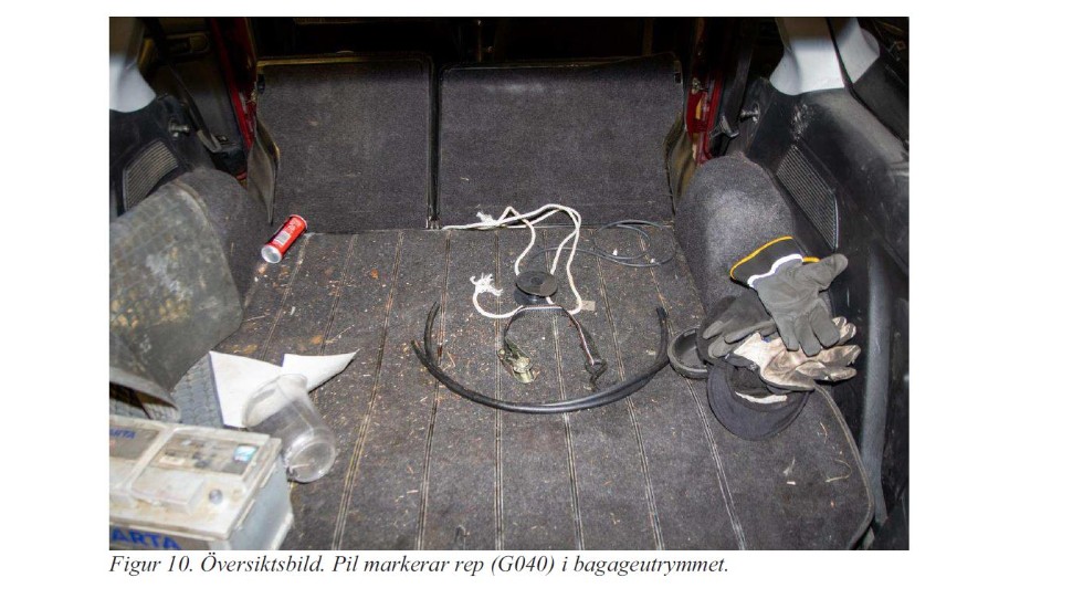 Efter misshandeln ska Kirunabon ha placerats i bagaget för att inte "bloda ner" bilen. Ett påstående som får stöd av utredningen efter att det hittats flera blodspår på bagagets matta.
