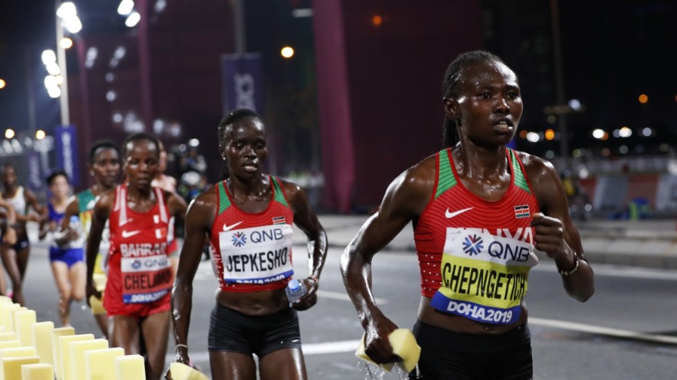 Ruth Chepngetich, höger, under VM i Doha 2019. Arkivbild.