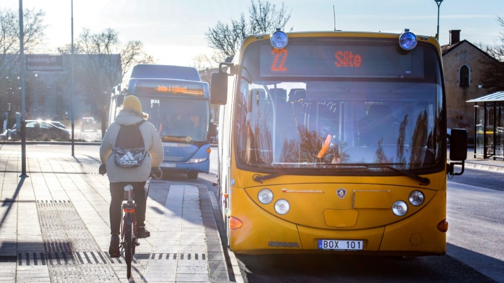 Resan Burgsvik till Visby sänks kraftigt i pris under våren när det nya zonsystemet införs. Kollektivtrafikchefen hoppas att fler ska välja bussen för både miljöns och plånbokens skull.