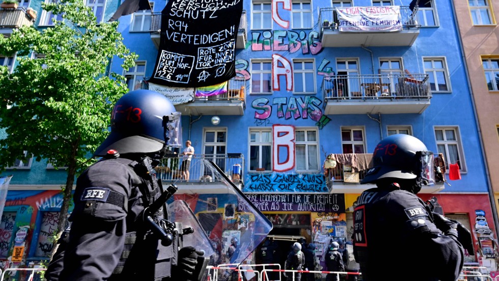 Polisinsatsen för att förmå ockupanter att lämna den ockuperade byggnaden i Berlin har hittills resulterat i över 60 skadade.