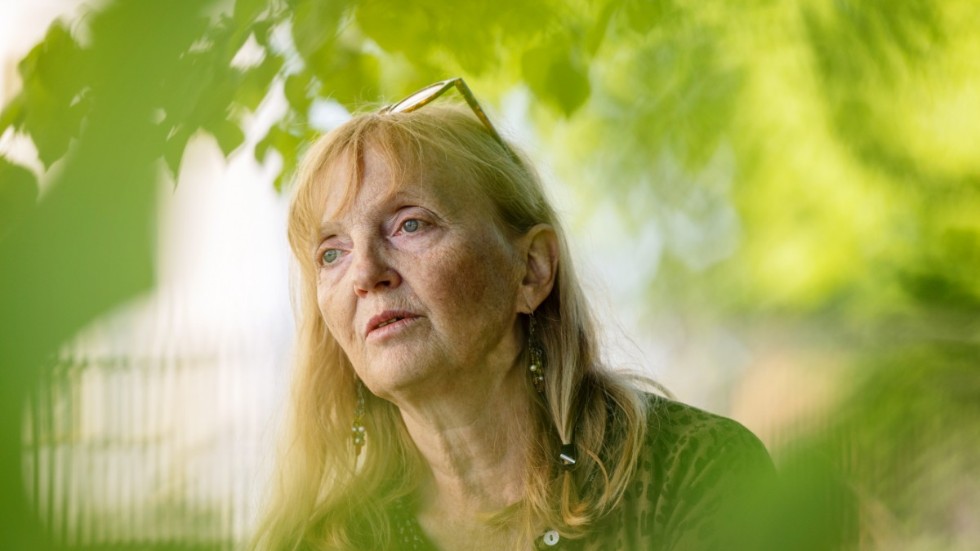 Uppsalakonstnären Erika Bengtsdotter är en av fem som arbetar för att få medlemmar i Uppsala konstnärsklubb att sälja konst till förmån för Ukraina.