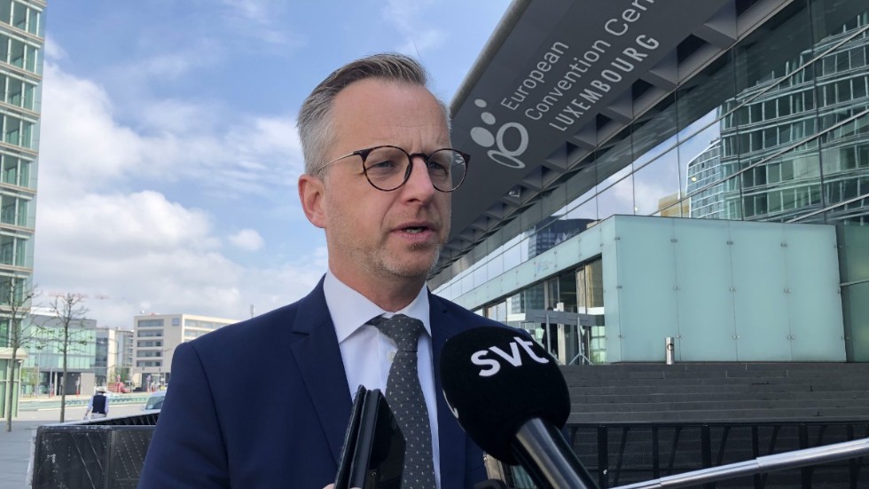 Inrikesminister Mikael Damberg träffar svenska journalister i Luxemburg.