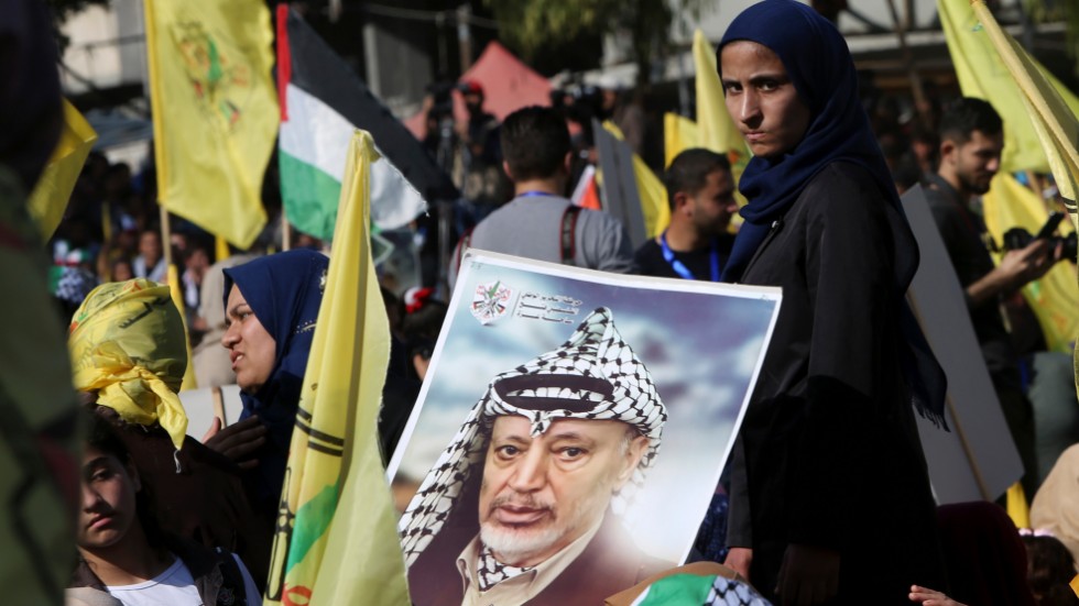 Partiet al-Fatahs gula flaggor syns vaja i Gaza stad under en minnesstund för den framlidne palestinska ledaren Yasser Arafat. Arkivbild.