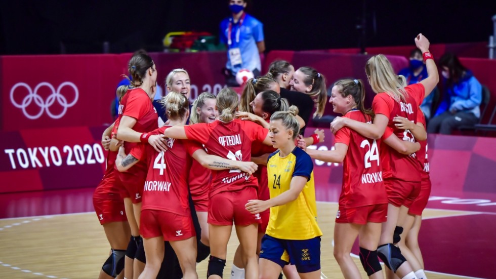 Kantspelaren Nathalie Hagman deppar och norska spelarna jublar efter bronsmatchen.