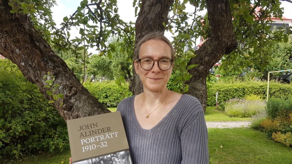 ”Det är jätteroligt att Alinder uppmärksammas internationellt, det är ofattbart stort” säger Berit Schütz vid Upplandsmuseet med anledning av att den nya boken med John Alinders bilder presenterats på brittiska dagstidningen The Guardians kultursidor.