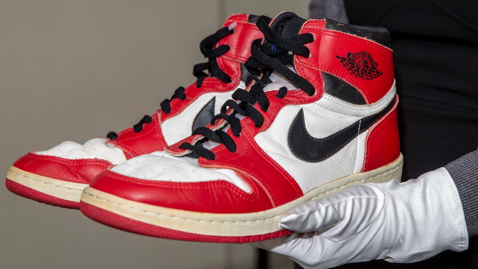 Ett par extra eftertraktade sneakers, eftersom de burits av Michael Jordan.