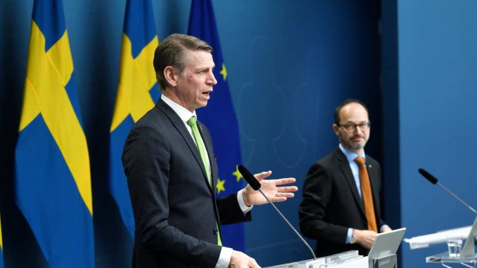 Miljö- och klimatminister Per Bolund (MP) och infrastrukturminister Tomas Eneroth (S) på fredagens pressträff.