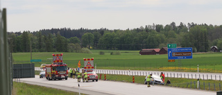 Fastnade i bilen efter olycka på E4 