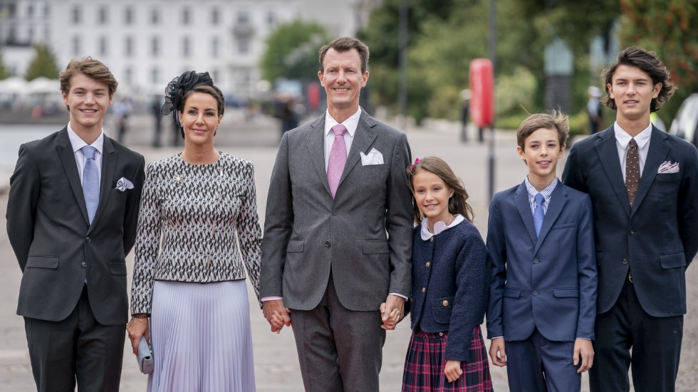 Prinsessan Marie och prins Joachim tillsammans med barnen Felix, Athena, Henrik och Nikolai.