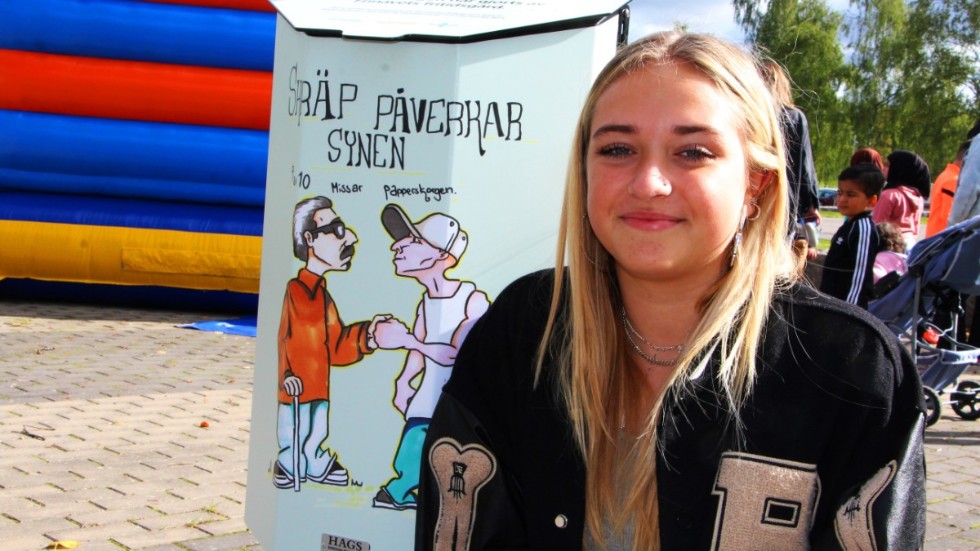 Leah Pilipovìc framför en av sina egenhändigt utsmyckade papperskorgar.