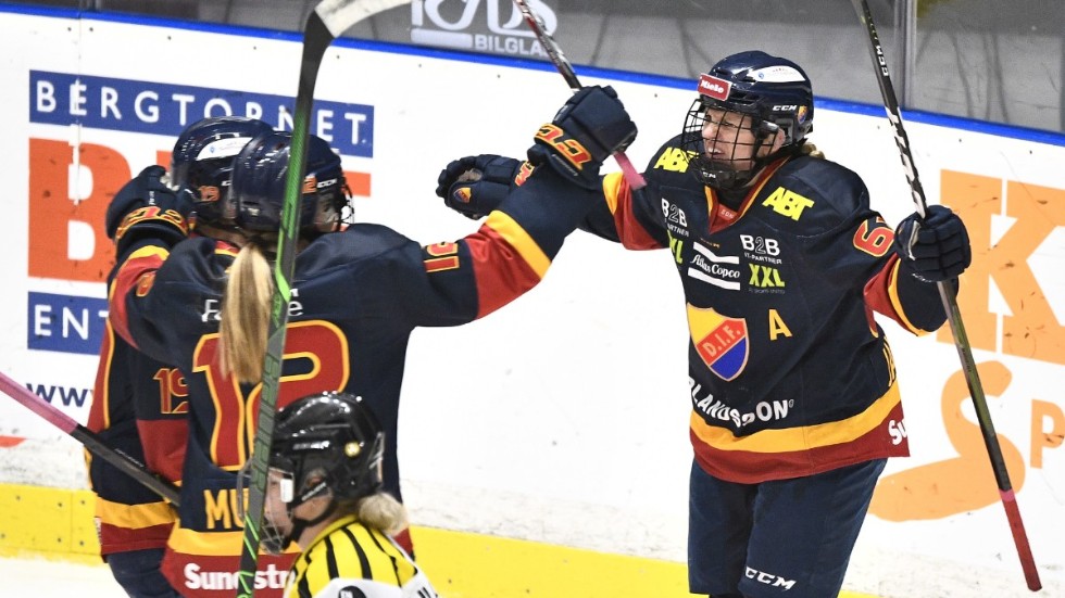 Josefine Jakobsen, till höger, gjorde mål för Djurgården, men det räckte inte till seger i derbyt mot SDE. Arkivbild.