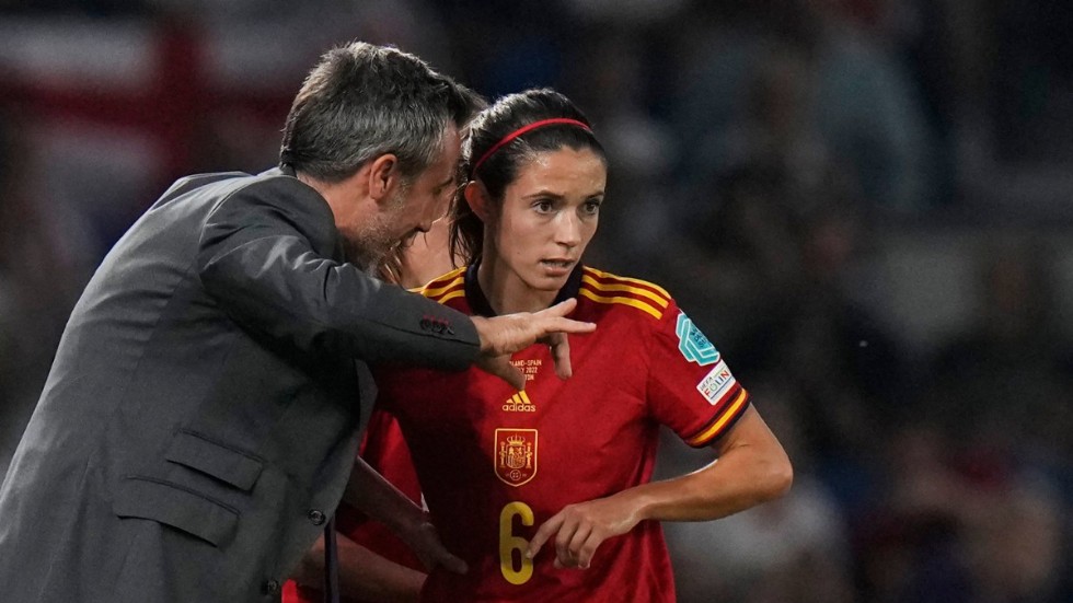 Barcelonas Aiatana Bonmatí uppges vara en av de 15 spelare som hotar att hoppa av spanska landslaget om inte förbundet får till en förändring. Det tros vara ett utbrett missnöje med förbundskaptenen Jorge Vilda, till vänster på bilden, som ligger bakom protesterna. Arkivbild.
