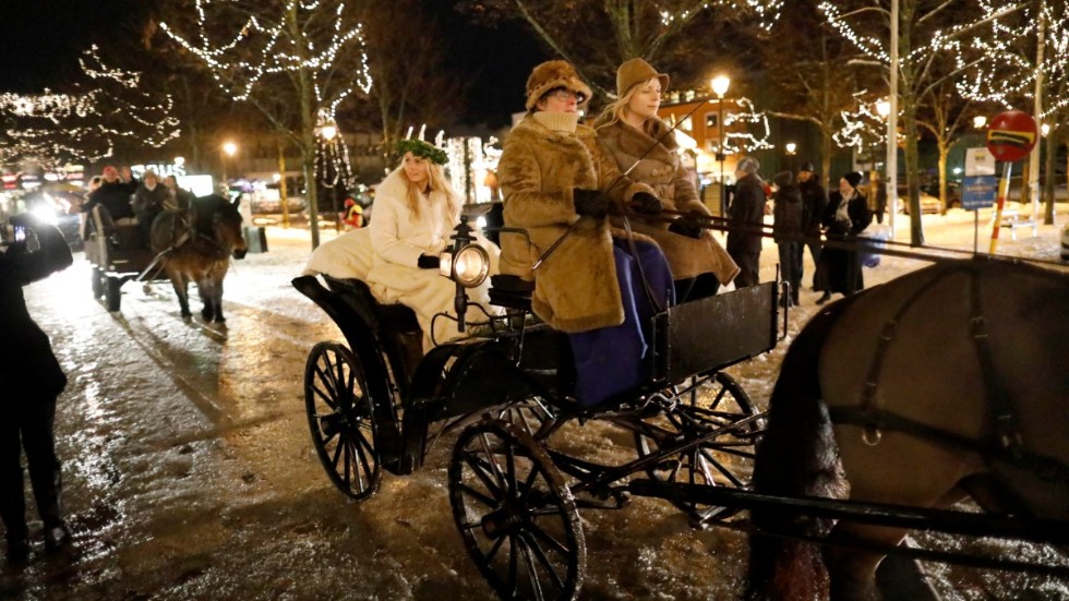 2016 års lucia i Enköping, Erica Lindberg, på väg genom stan.