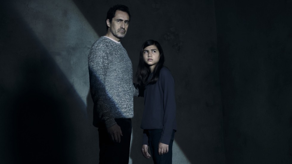 Demián Bichir som Mark och Madison Taylor Baez som Eleanor i tv-serien "Let the right one in". Pressbild.