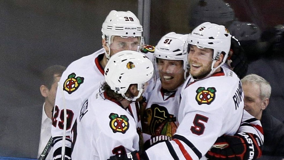 David Rundblad (5) kan bli Stanley Cup-mästare med sitt Chicago Blackhawks nästa vecka. I juli kommer NHL-stjärnan till Hemmingsmark för att spela en inlinesturnering.