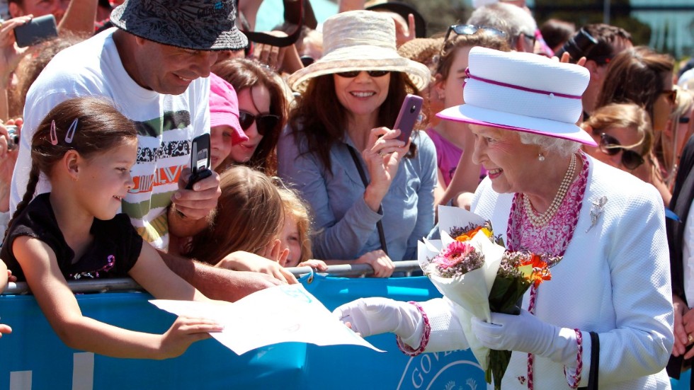 Australier gick man ur huse för att få en skymt av drottning Elizabeth under ett besök i Perth 2011. Arkivbild.