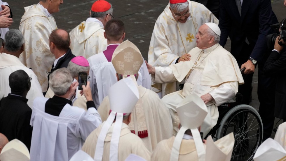 Påve Franciskus möter kardinaler och biskopar efter saligförklaringen av den tidigare påven Johannes Paulus 1.