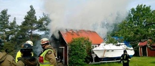 Garage och bil förstördes i brand