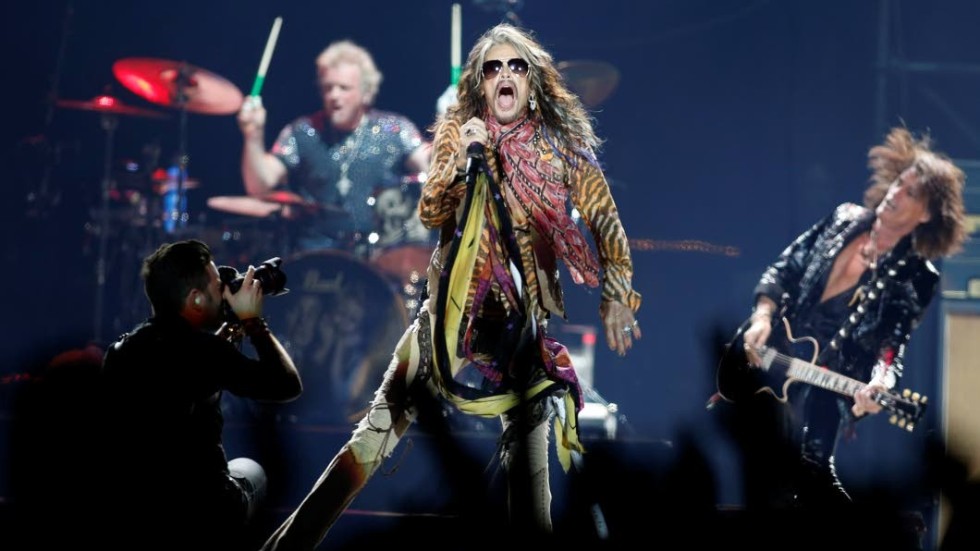 Rockikoner. Aerosmith avslutar den fulladdade konserthelgen med en spelning på Tele 2 Arena i Stockholm. Bandet har inte gjort en egen turné i Sverige sedan 90-talet.
Foto: Mindaugas Kulbis/AP/TT