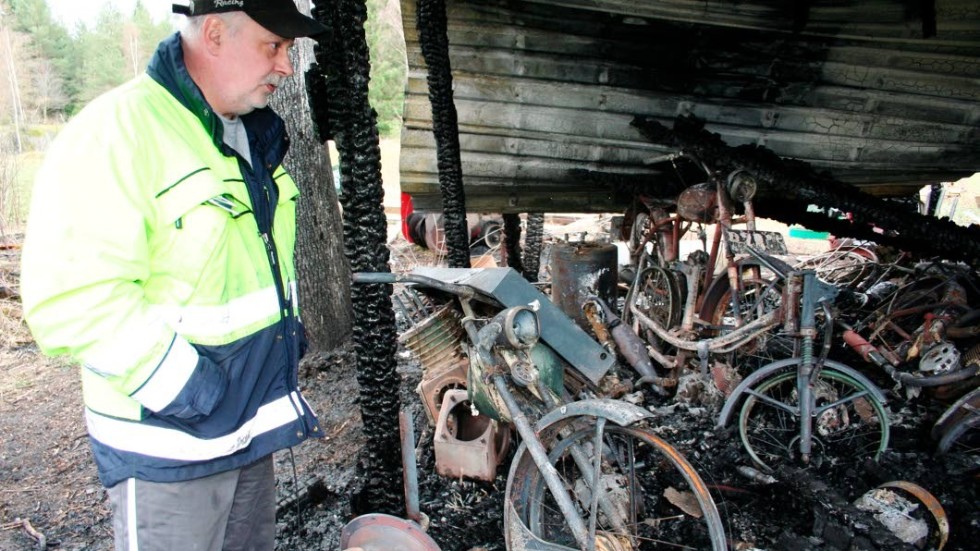 Bara vrak. - Det känns för jäkligt att se mina färdigrenoverade veteranmotorcyklar, som vrak igen, säger Göran Andersson i Vånga och tittar här ut över det som återstår efter helgens brand.