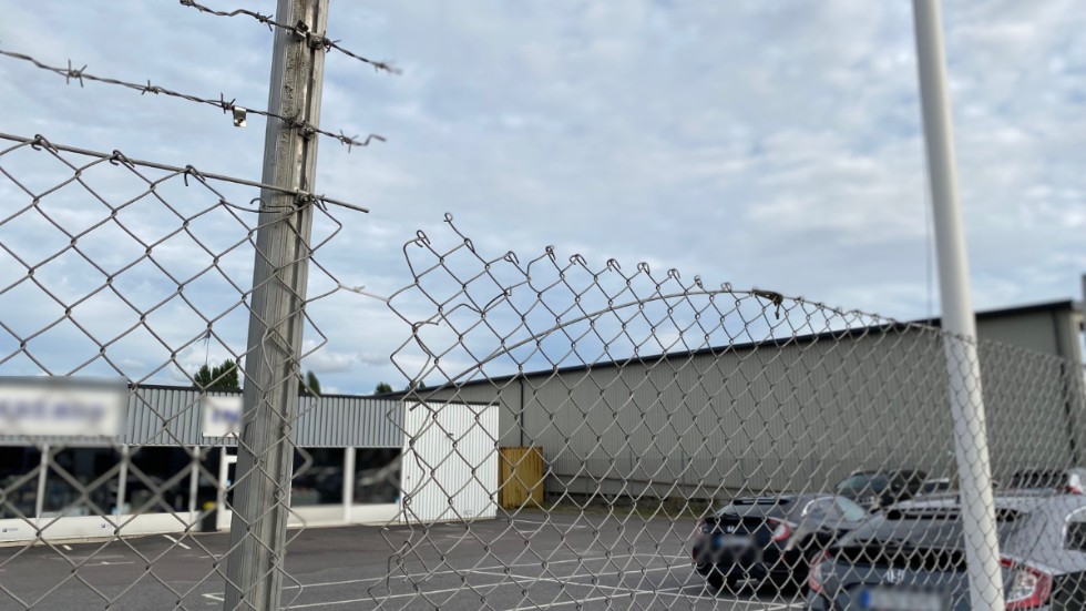 Någon, eller några, klippte företagets staket och stal runt 400 däck under helgen.