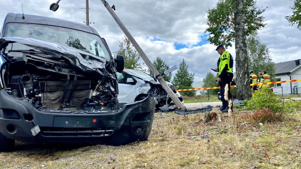 Polisen dokumenterar olycksplatsen i Svärtinge.