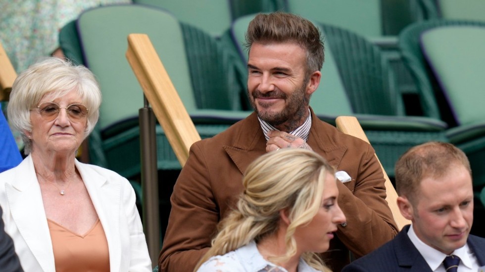 David Beckham, och hans mor Sandra, såg Rafael Nadal vinna en dramatisk kvartsfinal.