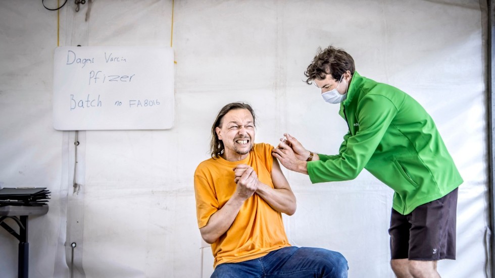 Anette Nantell fotograferade den svenska massvaccinationen mot corona. Resultatet blev fotoboken "Vaccinet".