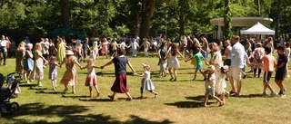 Traditionella midsommarfirandet tillbaka – bjöds på både tårta och dans