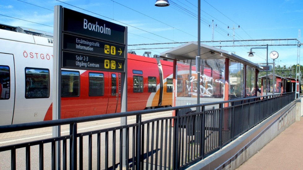 Östgötatrafiken bör bara hålla sig till tågtrafiken som går på räls och inte kan byta eller ta bort eller lägga om linjer, skriver signaturen Upprörd bussåkande.
