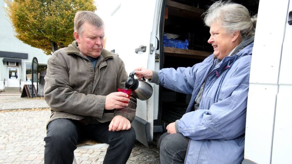 Många koppar. En kopp kaffe mitt på torget har makarna Djerf tagit åtskilliga gånger under årens lopp.