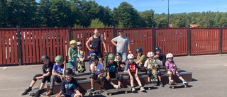 Barnen får lära sig många tricks på skateskolan: "Jag har ramlat så många gånger så jag har tappat räkningen"