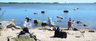 Anette finner lugnet i det gröna – tar med sig grupper ut och fattar penseln: "En del har ju aldrig varit ute i skogen"