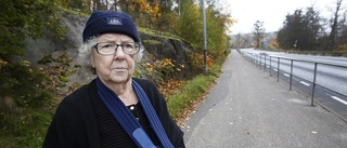 Erna, 84, mejades ner av cyklist – slogs blå och axeln gick ur led: "Jag måste ha svimmat"