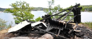 Oklart om eldhärjad grillplats ska ersättas