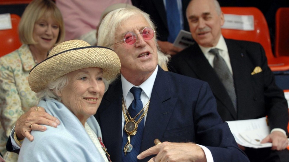 Jimmy Savile tillsammans med sångerskan Vera Lynn 2005. Arkivbild.